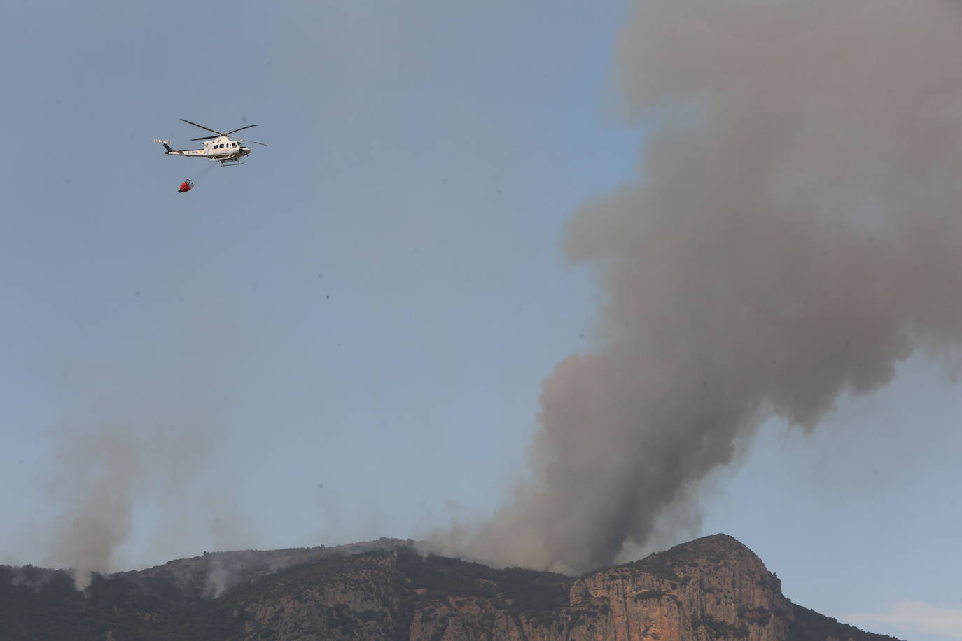 Fotos: Los bomberos siguen luchando contra el fuego en Bejís