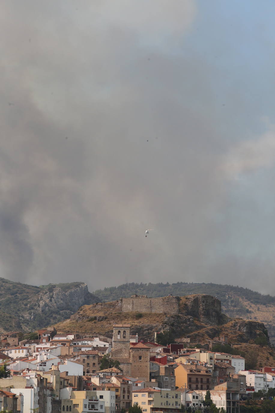 Fotos: Los bomberos siguen luchando contra el fuego en Bejís