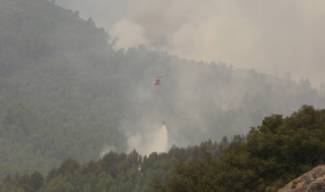 Fotos: Los bomberos siguen luchando contra el fuego en Bejís