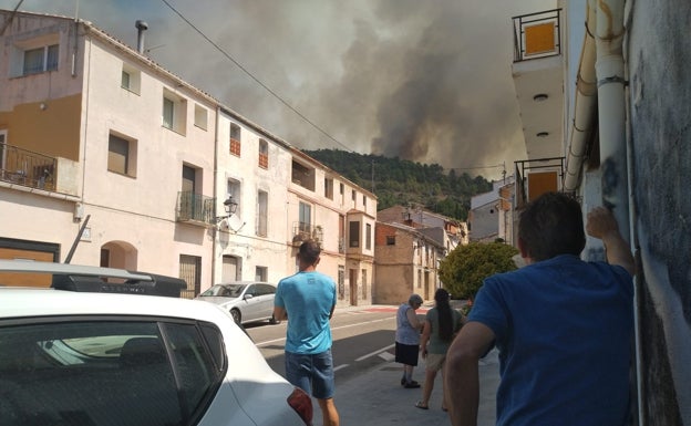 El incendio de la Vall d'Ebo ya ha arrasado 10.000 hectáreas y sigue descontrolado