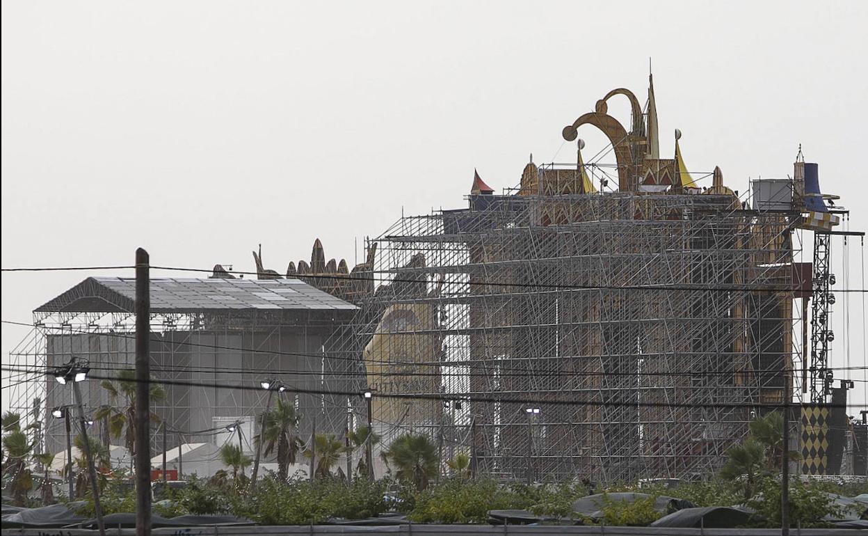 La estructura del escenario no resistió las fuertes rachas de viento