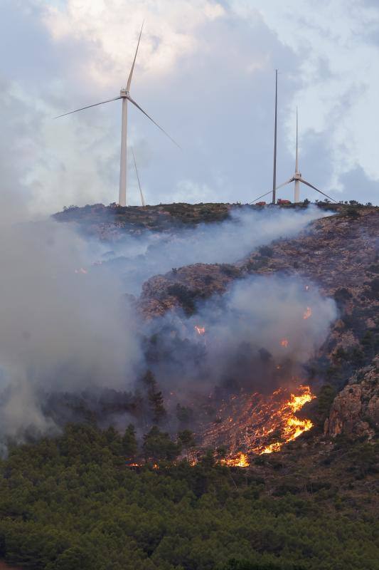 Fotos: Los bomberos siguen luchando contra el fuego en Bejís