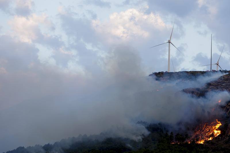 Fotos: Los bomberos siguen luchando contra el fuego en Bejís