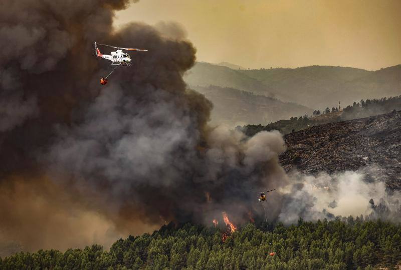 Fotos: Los bomberos siguen luchando contra el fuego en Bejís