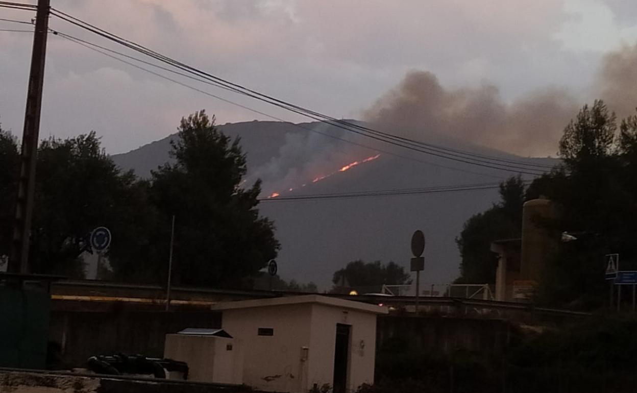 Las llamas se extienden sobre la sierra de Albaida. 