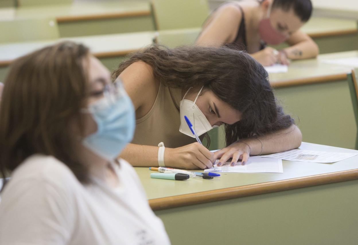 Alumnos durante la selectividad de 2021.