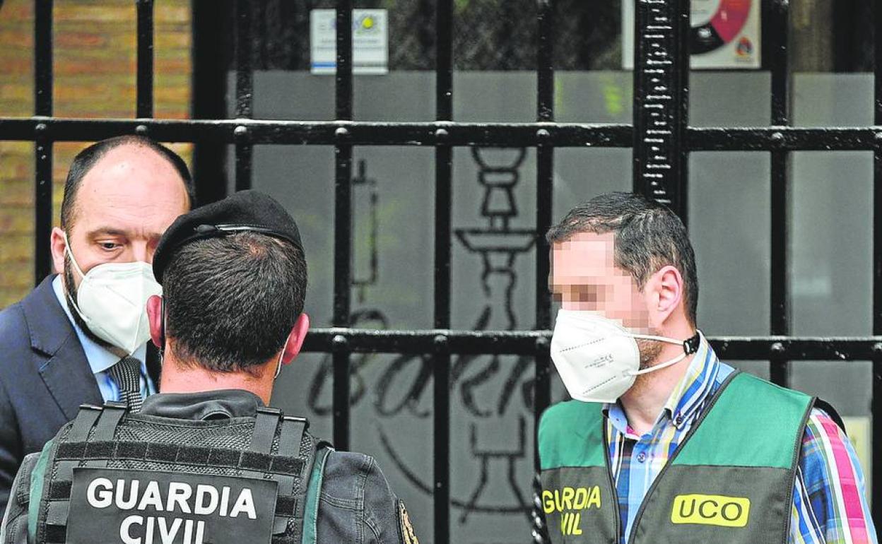 Agentes de la Guardia Civil durante la segunda operación policial del caso Azud. 