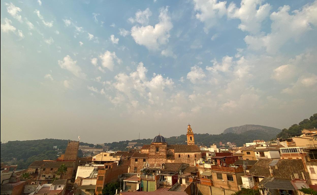 El humo del incendio de Bejís se mezcla con la nubes en Serra. 