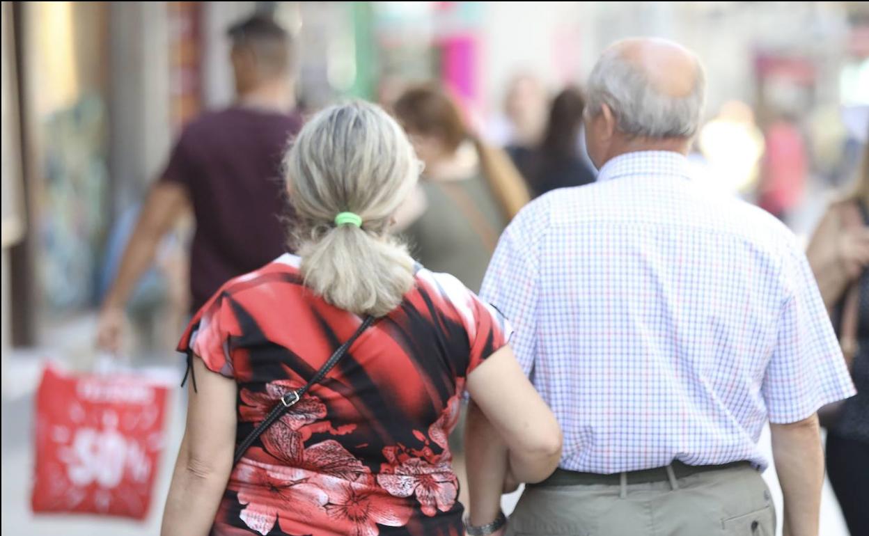 Dos jubilados paseando por la calle