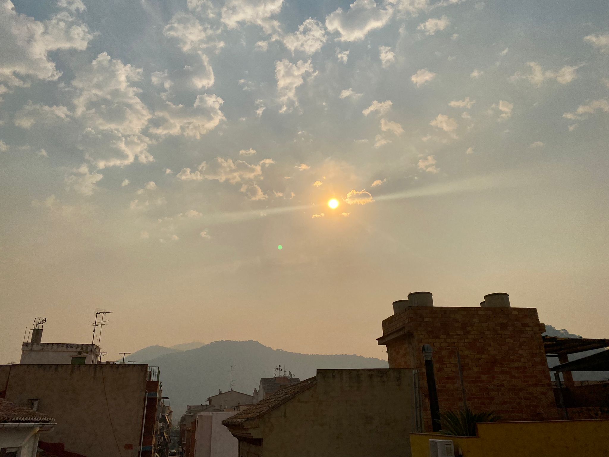 El olor a quemado llega a las localidades de la Calderona y la nube de ceniza es visible desde numerosos puntos 