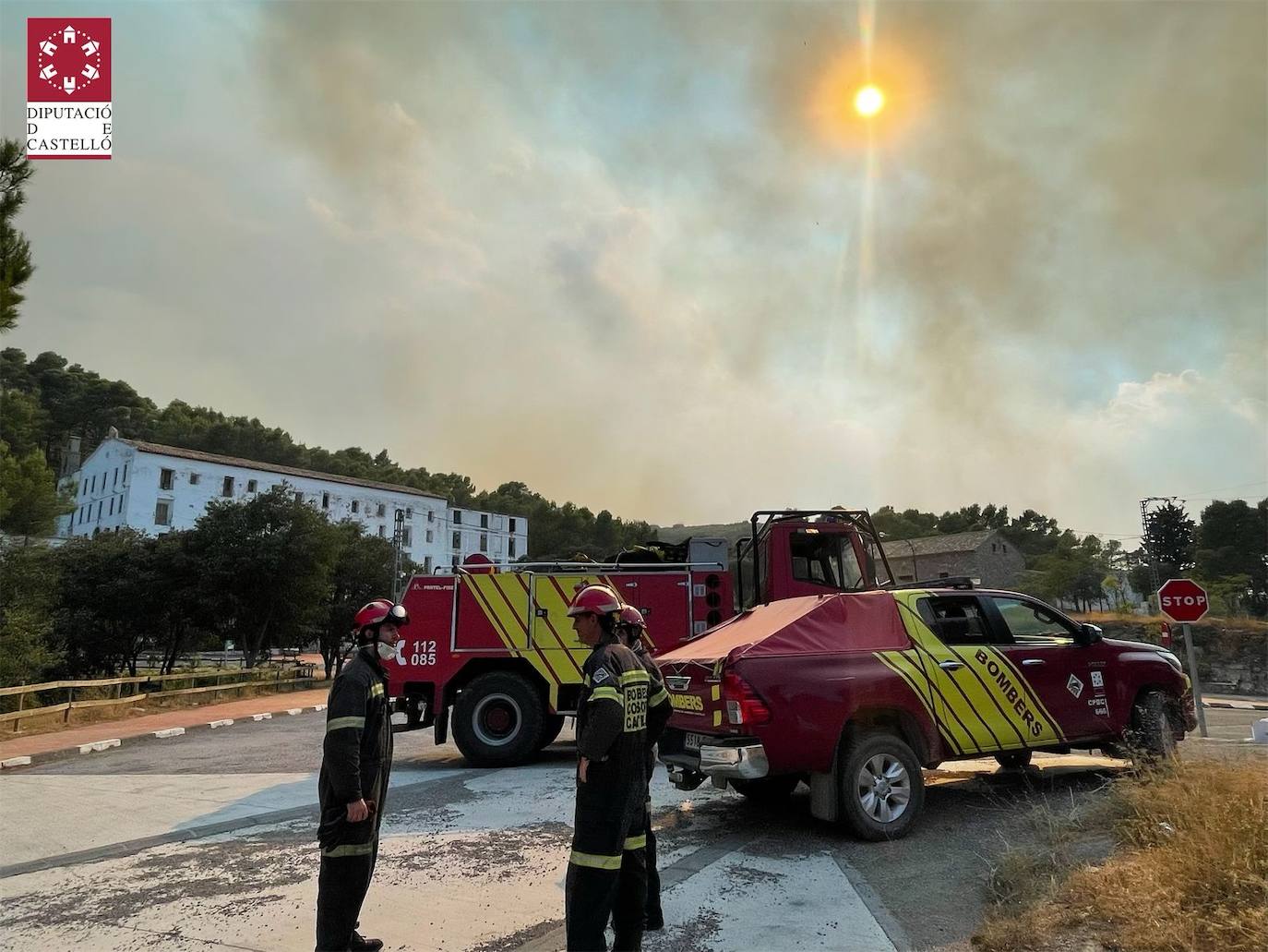 Despliegue de dotaciones de bomberos de Diputación de Castellón y medios aéreos en la zona próxima al Santuario de la Cova Santa de Altura.