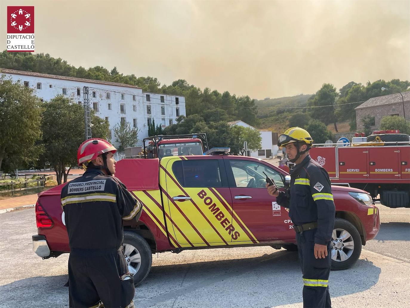 Despliegue de dotaciones de bomberos de Diputación de Castellón y medios aéreos en la zona próxima al Santuario de la Cova Santa de Altura.