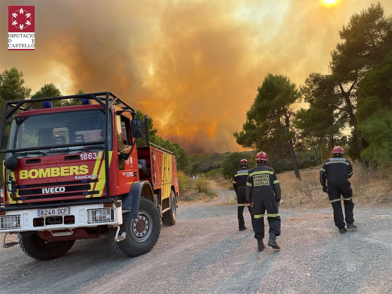 Despliegue de dotaciones de bomberos de Diputación de Castellón y medios aéreos en la zona próxima al Santuario de la Cova Santa de Altura.