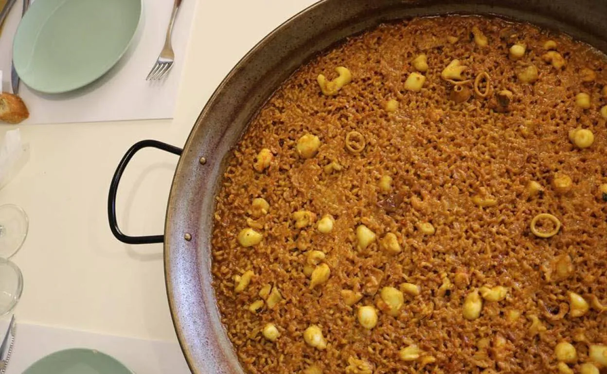 Caldero de pescado, el origen del arroz a banda