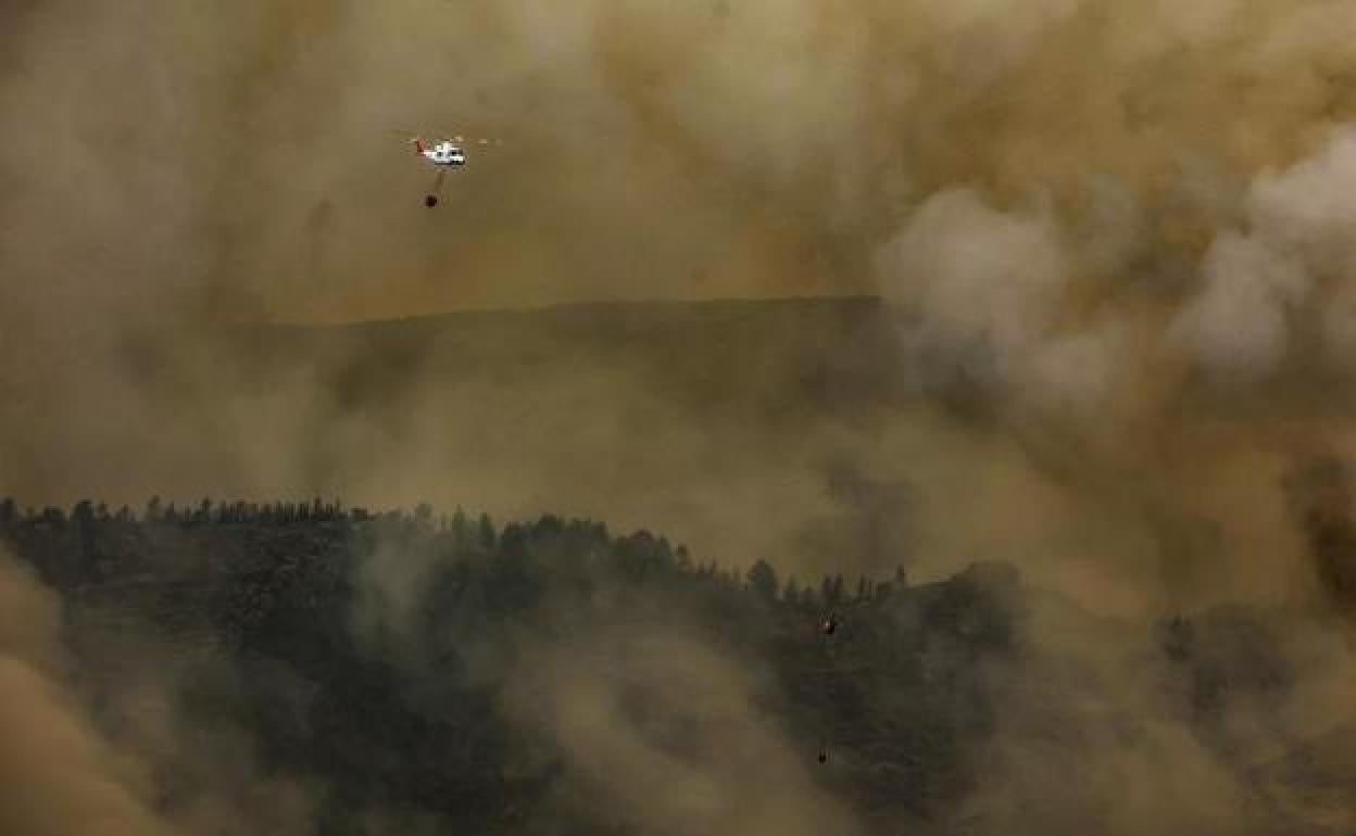 Labores de extinción del incendio en Bejís (Castellón). 