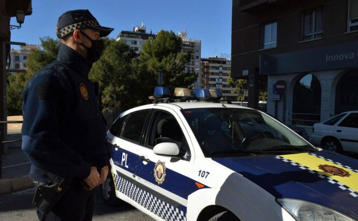 Los dos sospechosos fueron detenidos por la Policía Local de Elche.  