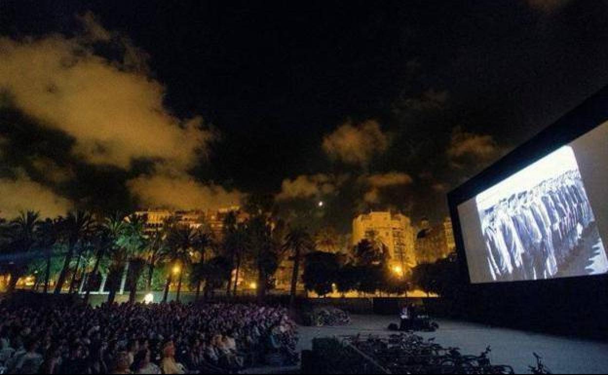 Una proyección de la filmoteca a las afueras del Palau de la Música.