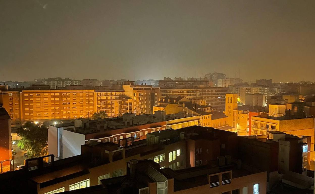 Humo sobre el cielo de Valencia, esta madrugada.