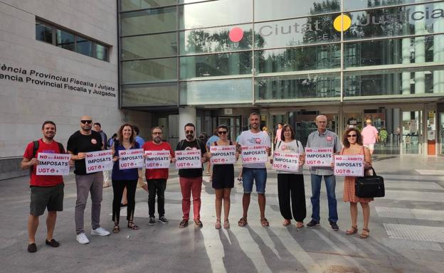 Varios moembros de UGT PV en las puertas de la Ciutat de la Justícia