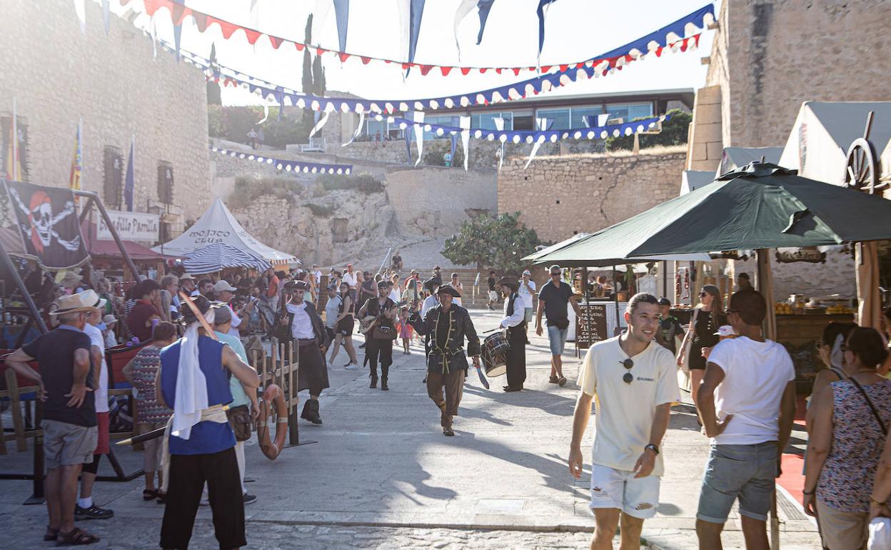 El público disfruta de los rincones del Castillo de Santa Bárbara. 