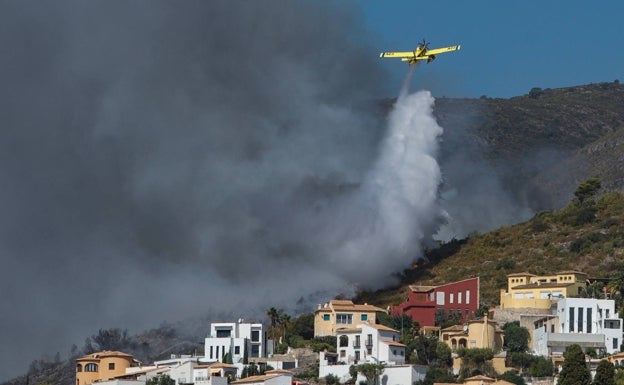 Imagen principal - Tareas de extinción del incendio de Vall d'Ebo. 