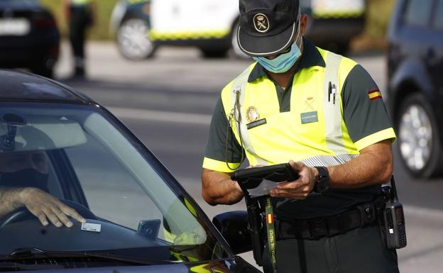 La multa de hasta 3.000 euros por poner música en el coche