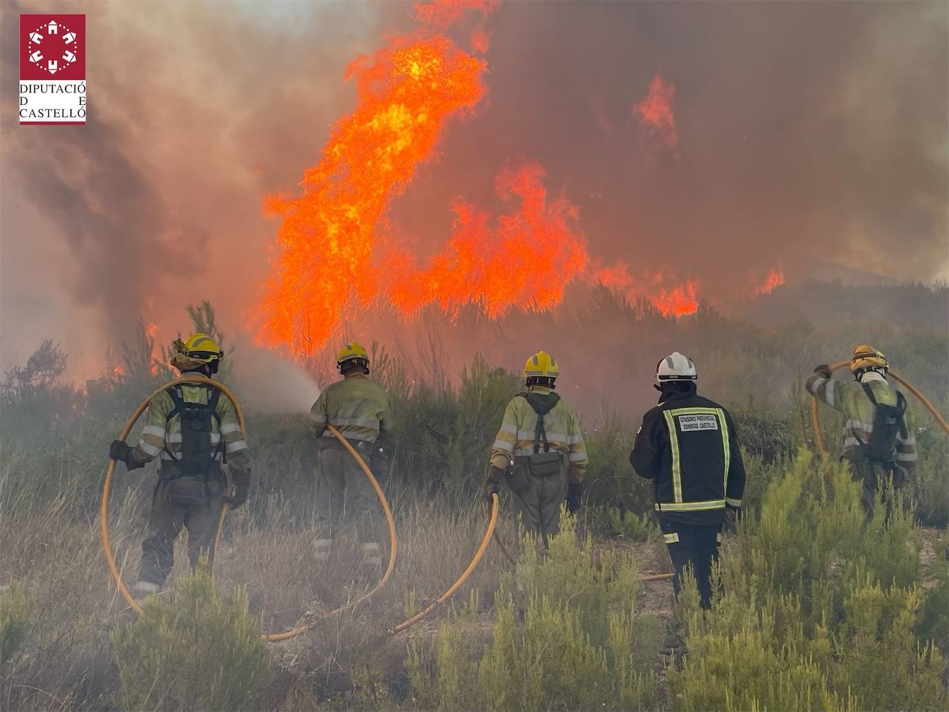 Fotos: Los bomberos siguen luchando contra el fuego en Bejís