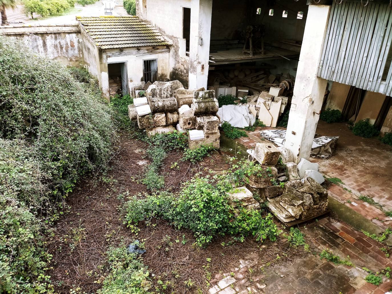 Inscripciones o restos de los pretiles del cauce, abandonados en un almacén