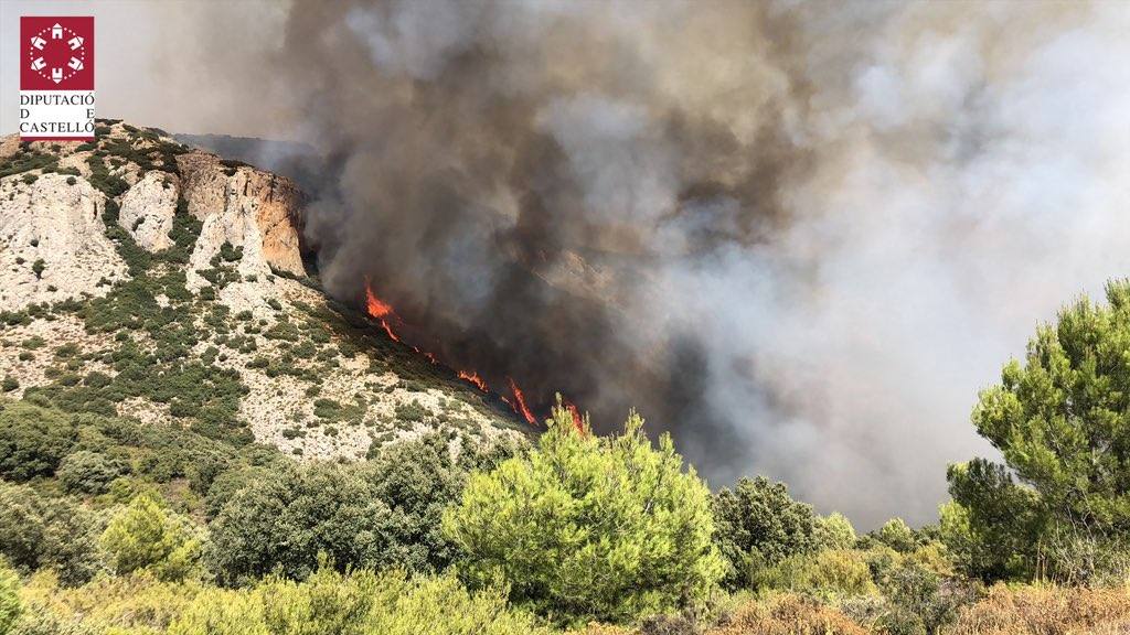 Fotos: Los bomberos siguen luchando contra el fuego en Bejís