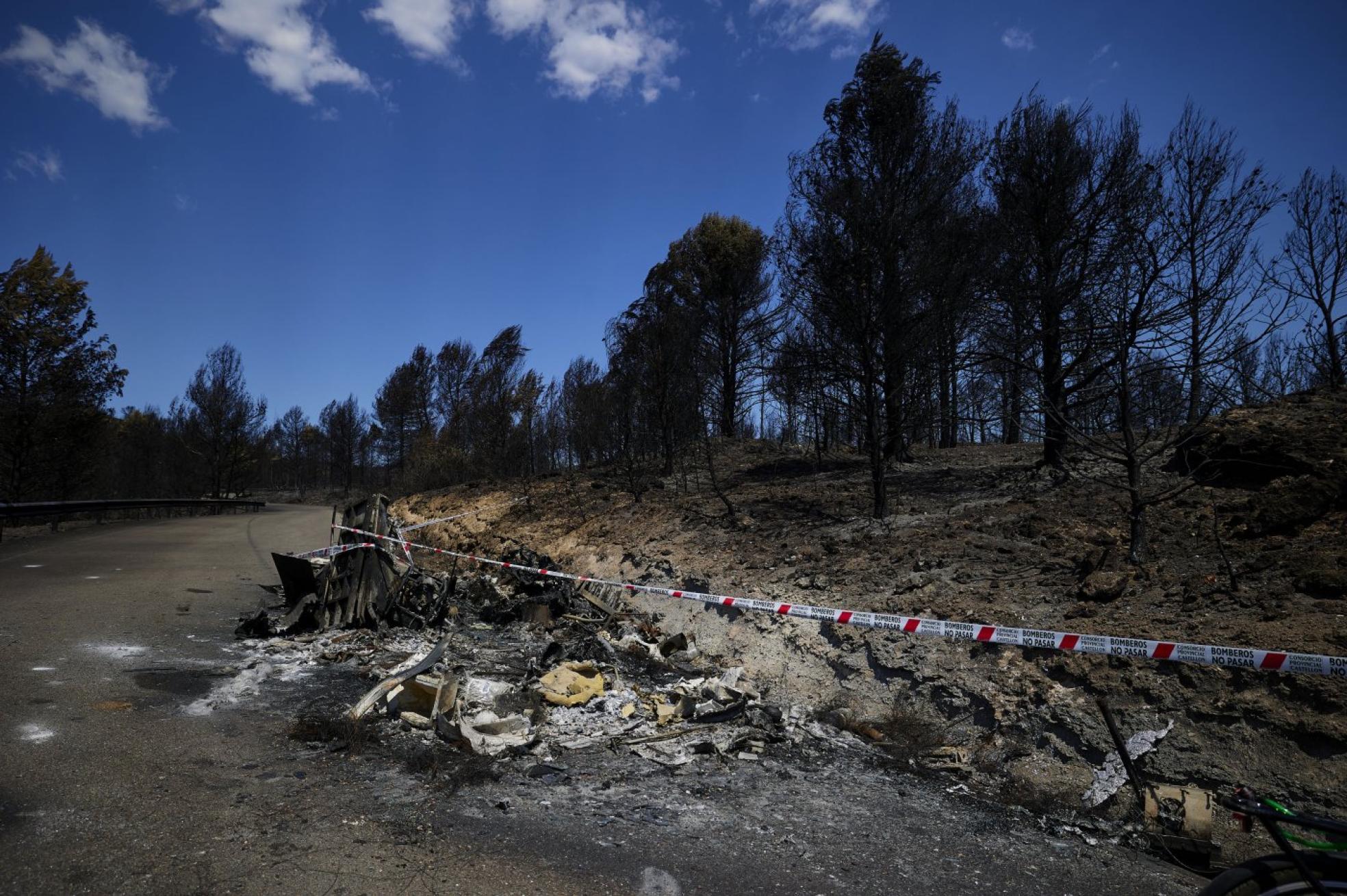 pRestos calcinados de un camión de bomberos que quedó atrapado por el fuego en el camino de Torás a la antigua estación de ferrocarril. 