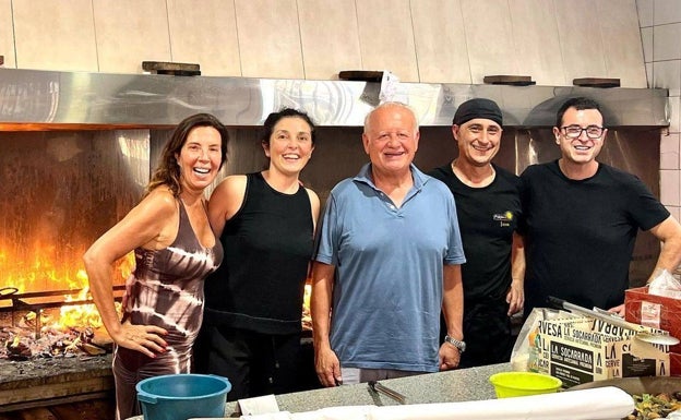 Imagen principal - Arriba, después de comer paella en el restaurante Puigmola con Ricard Camarena. Abajo, Cuchita Lluch en el restaurante de Ferdinando Bernardi en Benissa. A la derecha, con Maca de Castro en Palma de Mallorca. 