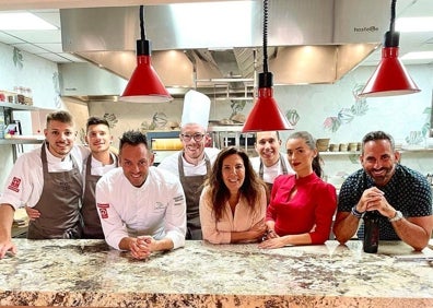 Imagen secundaria 1 - Arriba, después de comer paella en el restaurante Puigmola con Ricard Camarena. Abajo, Cuchita Lluch en el restaurante de Ferdinando Bernardi en Benissa. A la derecha, con Maca de Castro en Palma de Mallorca. 