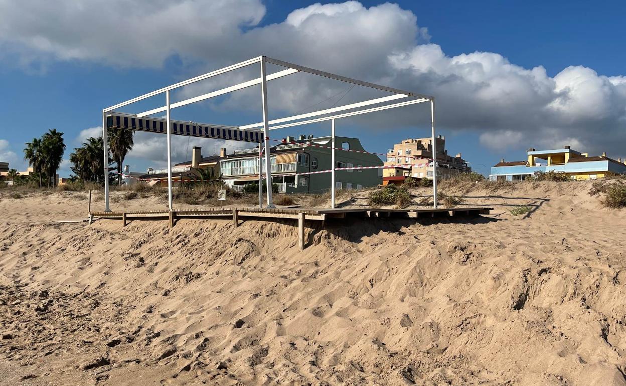 Estado de la playa accesible de la Goleta en Tavernes. 