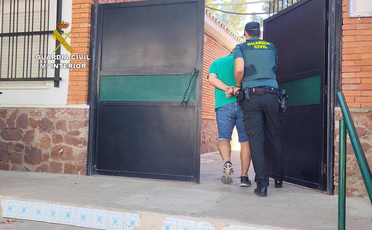 Una de las personas arrestadas por la Guardia Civil. 