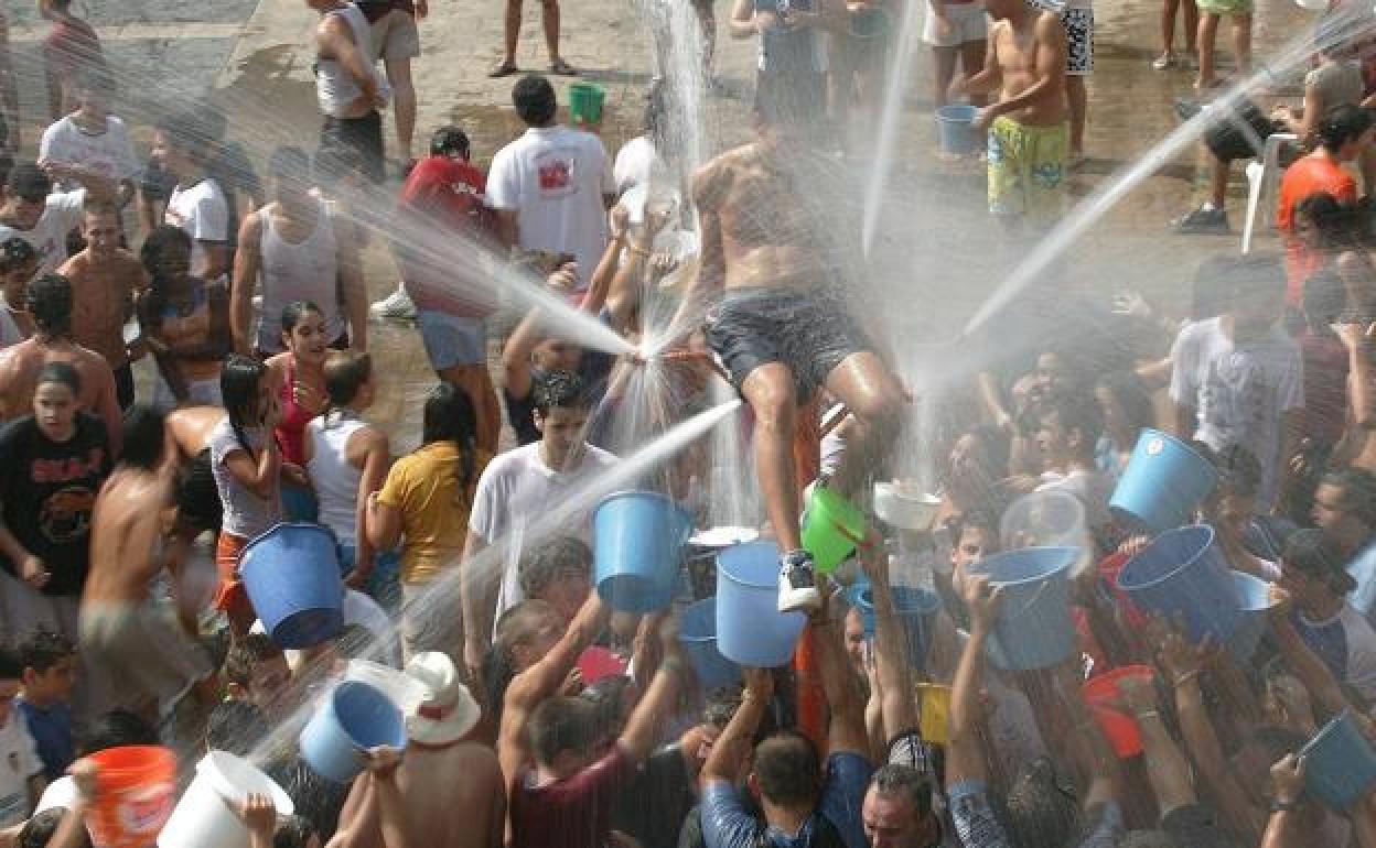 Participantes de la «xopà» en la plaza Mayor de Almàssera.