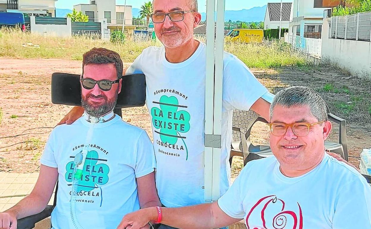 El Presidente de la Asociación Valenciana de ELA, junto a Fran Vivó y su padre.