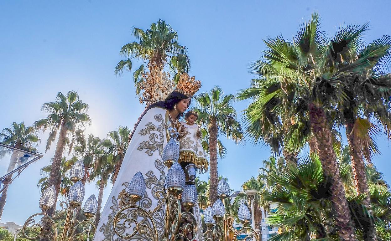 La imagen de la Virgen en su visita al Grau de Gandia. 