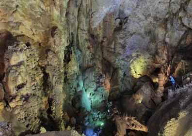 Imagen secundaria 1 - El interior de las cuevas de Canelobre en Busot.