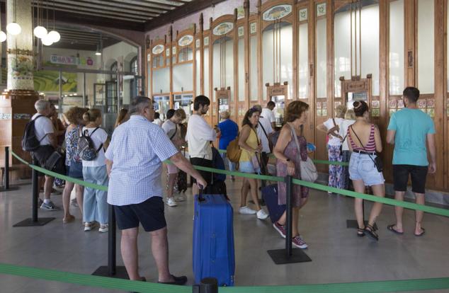 Los pasajeros hacen cola en la Estación del Norte en Valencia para conseguir el nuevo abono de RENFE