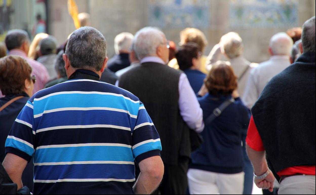 Jubilados pasean por la calle