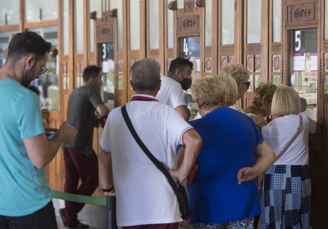 Los pasajeros hacen cola en la Estación del Norte en Valencia para conseguir el nuevo abono de RENFE