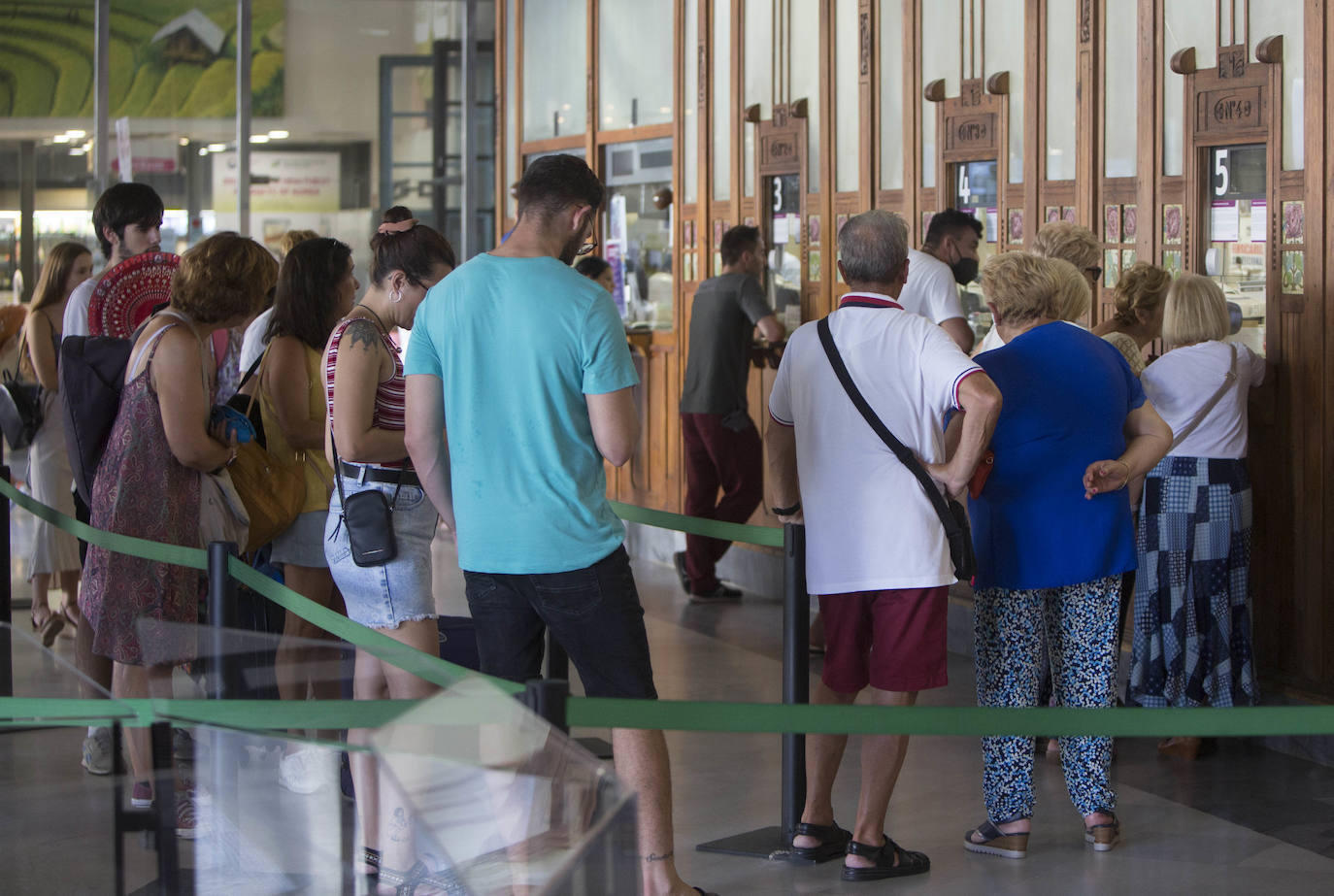 Los pasajeros hacen cola en la Estación del Norte en Valencia para conseguir el nuevo abono de RENFE