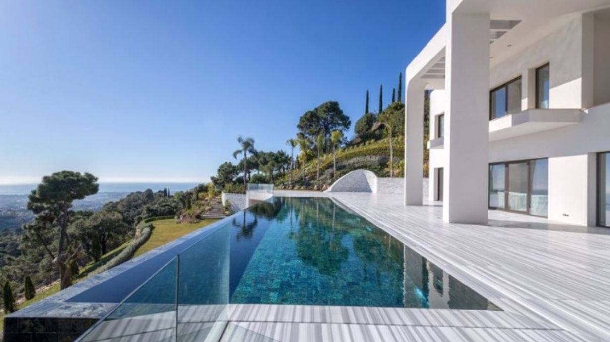 2. Villa en La Zagaleta, Benahavís (Málaga). Una impresionante villa de 3.000 m 2 en una parcela de 8.000 m 2 . Se encuentra en la exclusiva urbanización La Zagaleta y cuenta con 11 habitaciones, piscina infinita, bolera, sala de cine, etc. PRECIO: 29 millones de euros.