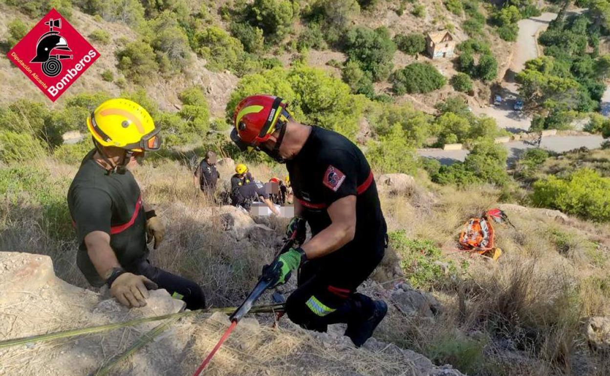 Los bomberos descienden has la zona donde había caído la mujer. 