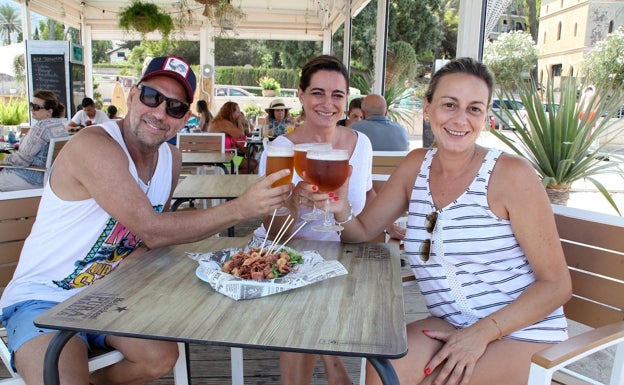 Los clientes disfrutando de un aperitivo. 