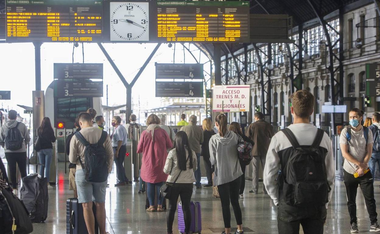 Pasajeros esperando el tren en la Estación del Norte de Valencia