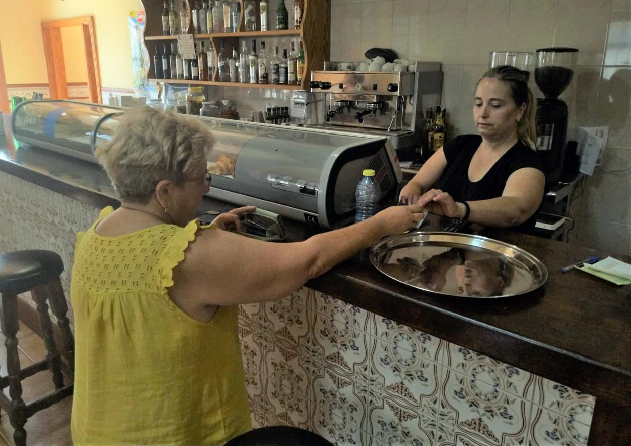 El bar municipal es uno de los pocos sitios donde los vecinos del pueblo de Benimassot pueden reunirse. LP