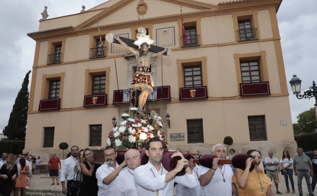 La imagen, frente al ayuntamiento. 