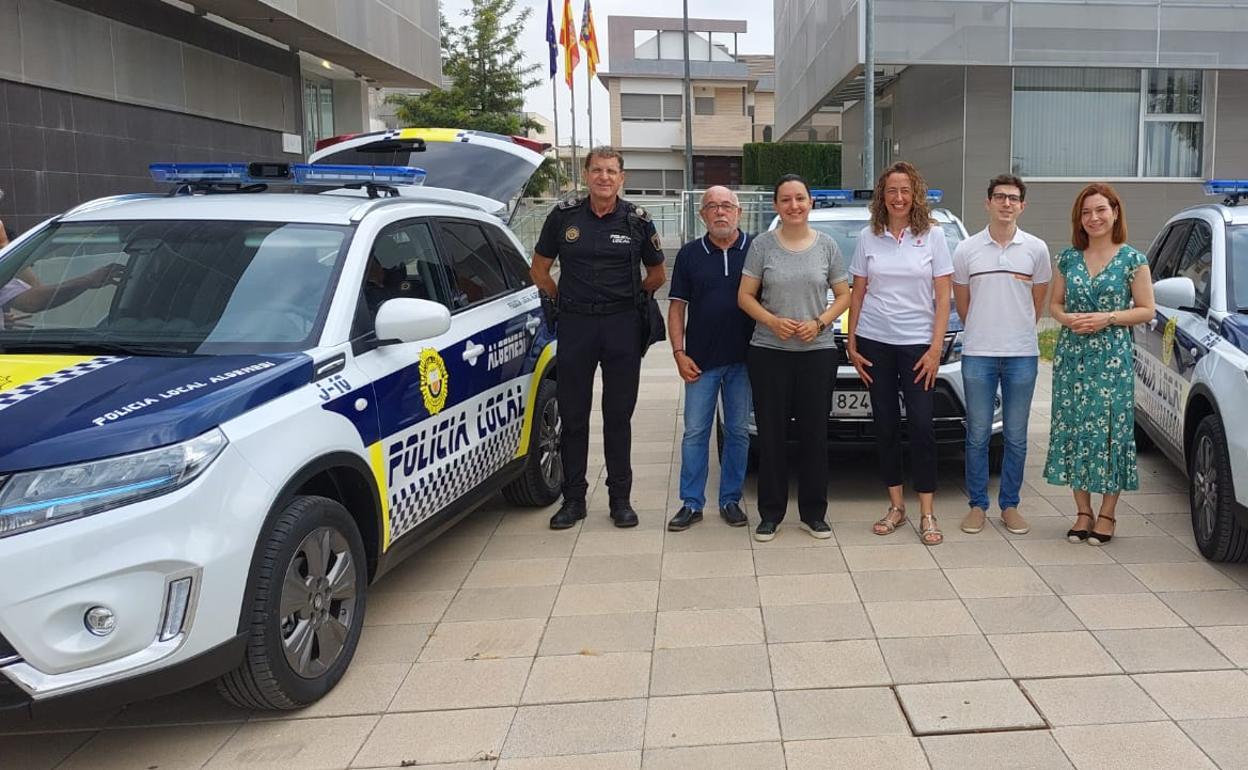 Miembros del equipo de gobierno de Algemesí con representantes de la policía. 