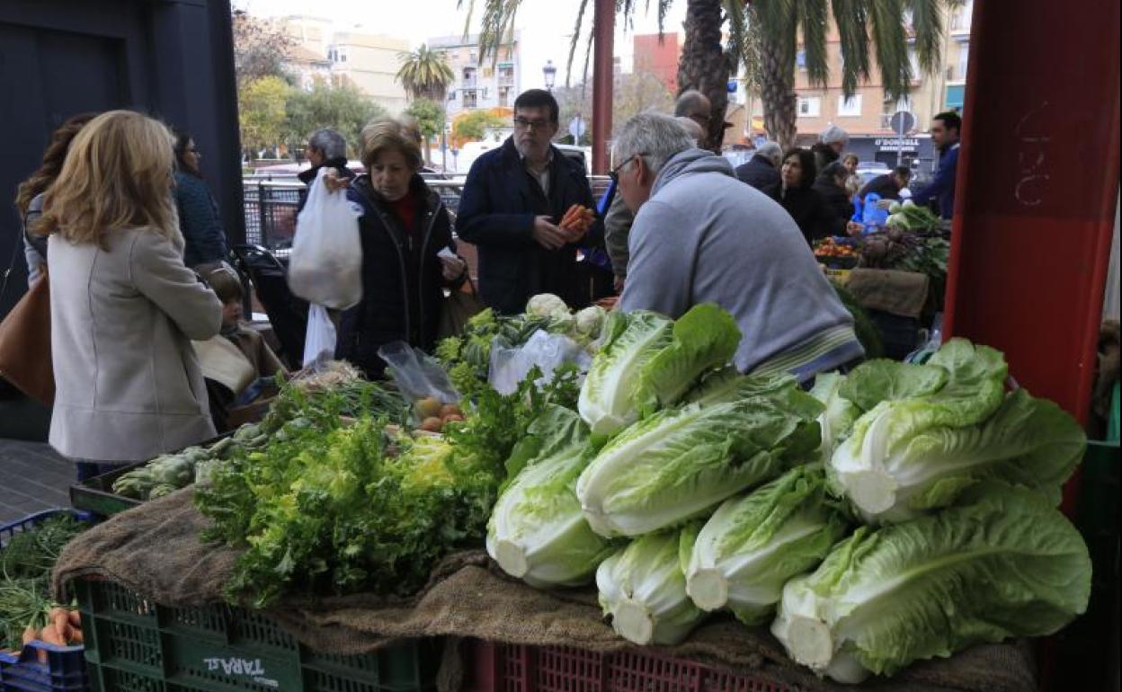 Mercado en la calle de frutas y verduras. 